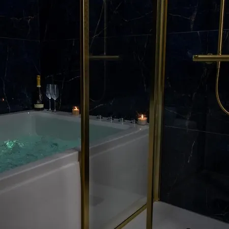 Velvet - 2 Prs - - Jacuzzi Apartment *
